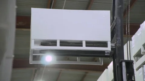 The loader lifts the load Vidéo 83358592