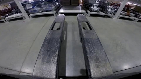 The loader lifts the load Видео 83372301