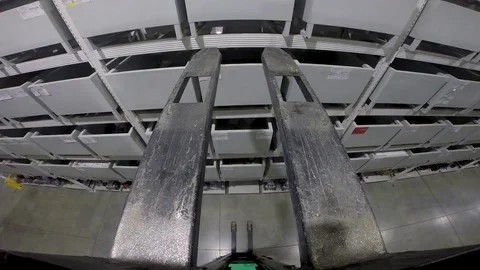 The loader lifts the load Видео 83372487