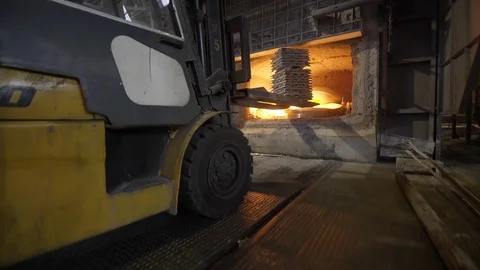 Loader loads aluminum ingots into a blast furnace. Aluminium foundry furnace Video stock 121024586