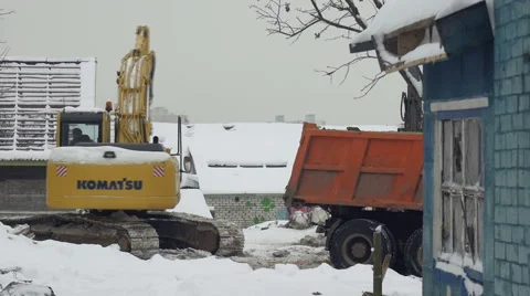 Loader loads the sand, next to the abandoned house Video stock 59734616