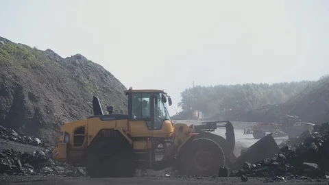 A loader picks up coal in a ladle in an open coal warehouse Video stock 114818468