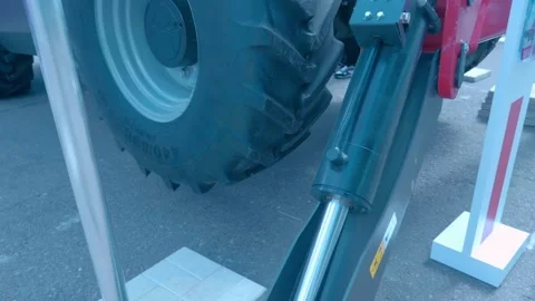 The loader uses its support legs for balance when operating by bucket 库存影片 333347672