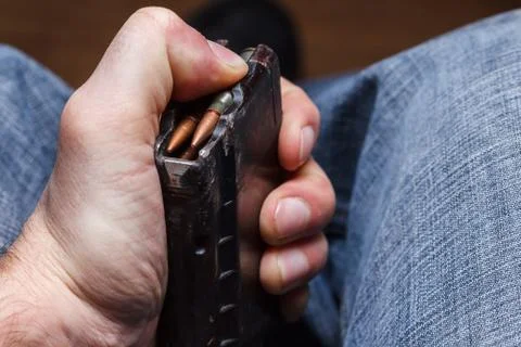 Loading 5.56 ammo magazine for machine guns Foto stock