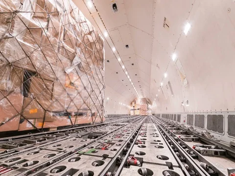 Loading air cargo freighter inside aircraft Видео 77652409