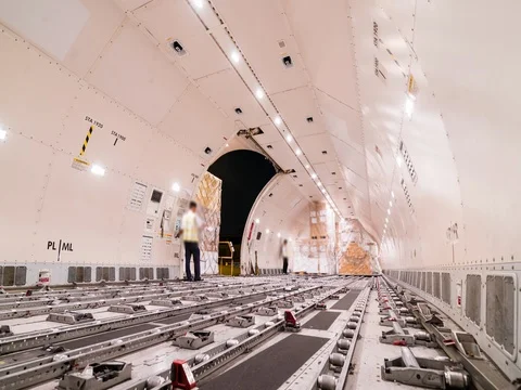 Loading air cargo freighter inside aircraft Видео 77652492