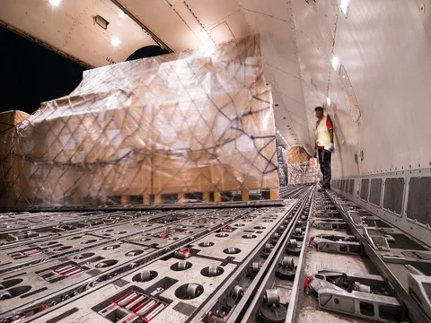 Loading air cargo freighter inside aircraft Video stock 77652500