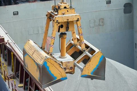 Loading and dischargind operation of bulk cargo bauxite on bulk carrier ship  Stock Photos