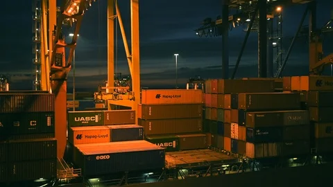 Loading and unloading of goods,  containers on ships at industrial port Vidéo 104803030