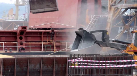 Loading and unloading at seaport 11 動画素材 61396319
