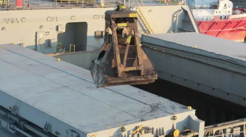 Loading and unloading at seaport 動画素材 68700839