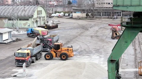 Loading and unloading at seaport 動画素材 72333996