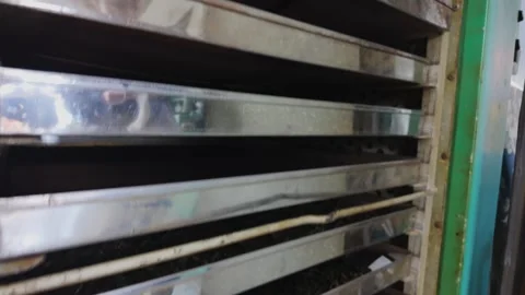 Loading and unloading tea leaves in a drying oven Vídeos de archivo 342408823