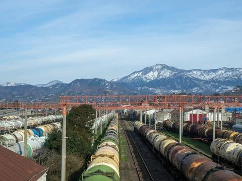Loading area of the station. Lots of freight trains. Wagons - tanks on rail.. Foto stock