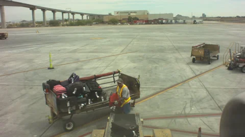 Loading baggage in 737 timelapse Stock Footage 38725229