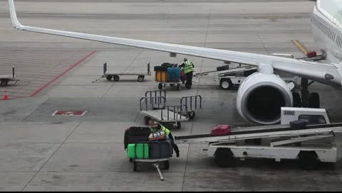 Loading baggage on airplane Stockbeeldmateriaal 10791305