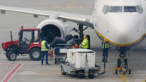 Loading baggage on an airplane Stockbeeldmateriaal 119381052