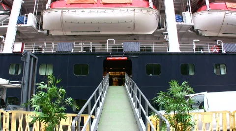 Loading baggage on a cruise liner Video stock 160369
