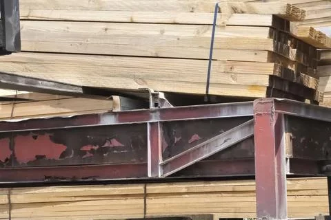 Loading boards for storage on territory of the sawmill Foto stock