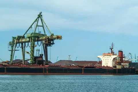 Loading of bulk goods in a harbor Foto stock