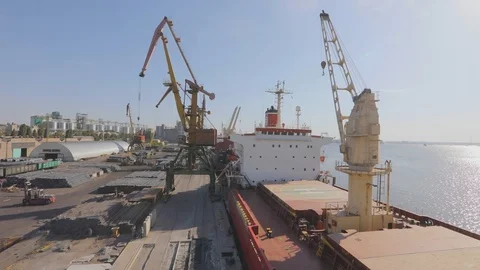 Loading bulk materials into the ship, loading the cargo ship with cranes in the 库存影片 118937173