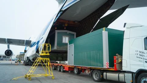 Loading cargo into a cargo plane. Foto stock