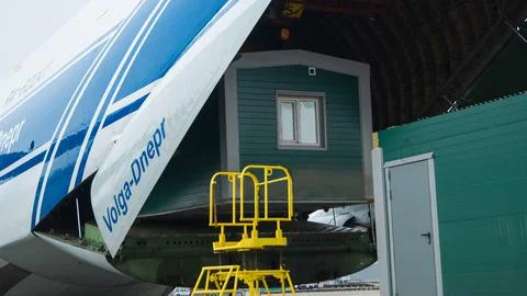 Loading cargo into a cargo plane. 스톡 사진