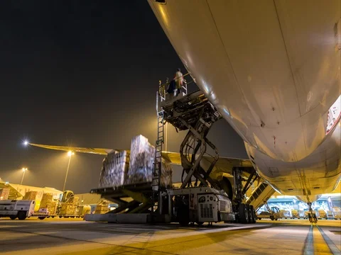 Loading cargo outside cargo plane - Time lapse Видео 70171839