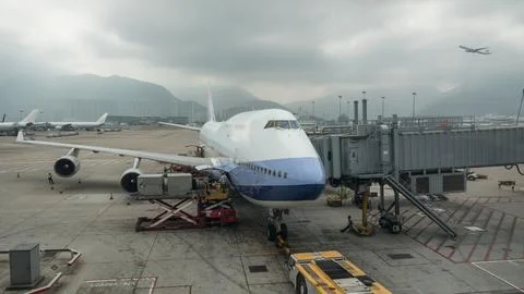 Loading cargo into the plane, Hong Kong Fotos de archivo