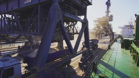 Loading cargo on a truck from bulk carrier in harbor Vídeo Stock 114509802