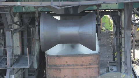 Loading of coal in coaches of the train. Stockbeeldmateriaal 76142180