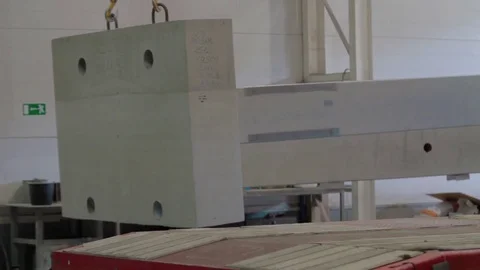 Loading concrete structure on truck Vídeos de archivo 83629109