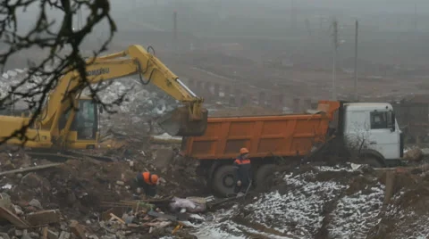 Loading construction waste. Video stock 58147163