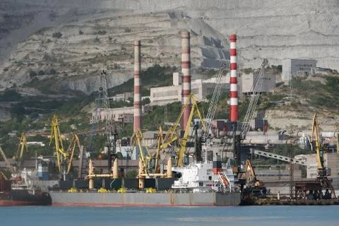 Loading cranes at the seaport unload or load a cargo ship. Cargo ship for bul Foto stock