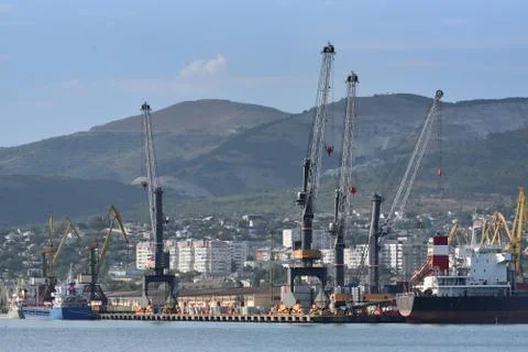 Loading cranes in the seaport for unloading or loading cargo into the ship Stock-Fotos