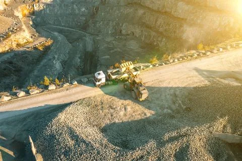 Loading crushed stone into the body of a dump truck, stone quarry Foto stock