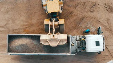 Loading crushed stone into a dump truck, aerial top view Vidéo 239263228