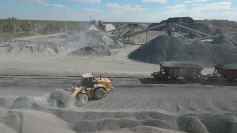 Loading crushed stone into an empty train car Video stock 202061196