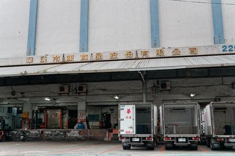 Loading Dock of Hwa Han Frozen Food Factory With Refrigerated Trucks Parked Fotos de archivo