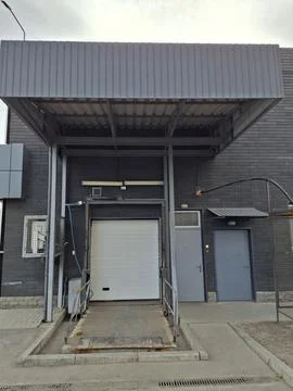 The loading dock or loading area is located at the back of the grocery store 库存照片