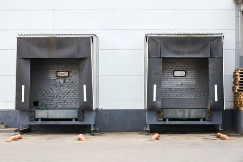 Loading dock or loading bay with bumpers, levelers, lift, dock seals or shelt Fotos Stock