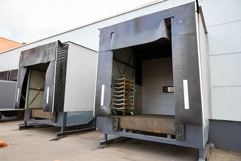 Loading dock or loading bay with bumpers, levelers, lift, dock seals or shelt Fotos Stock