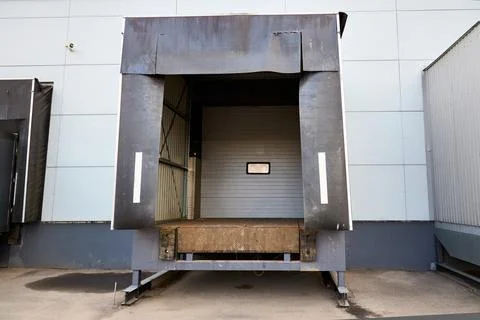 Loading dock or loading bay with bumpers, levelers, lift, dock seals or shelt Stock-Fotos