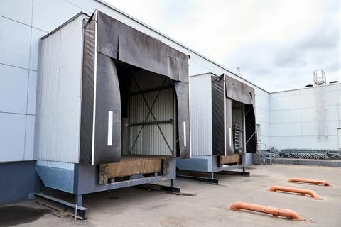 Loading dock or loading bay with bumpers, levelers, lift, dock seals or shelt 스톡 사진