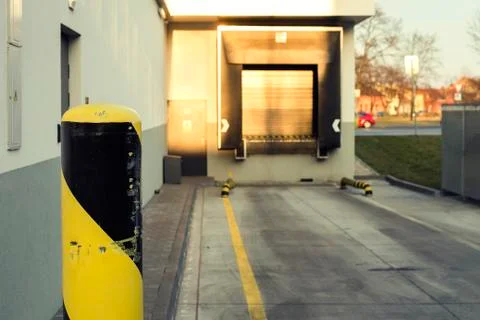 Loading dock with scratched iron bar for loading and unloading of goods, merc Foto stock