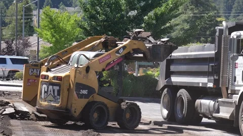 Loading a dump truck. Vídeos de archivo 316089897