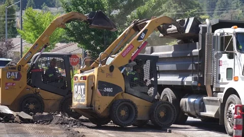 Loading a dump truck Vídeos de archivo 316089967