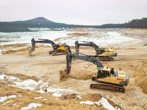 Loading excavators rest during weekend. Large mine on glass sand Loading e... 스톡 사진