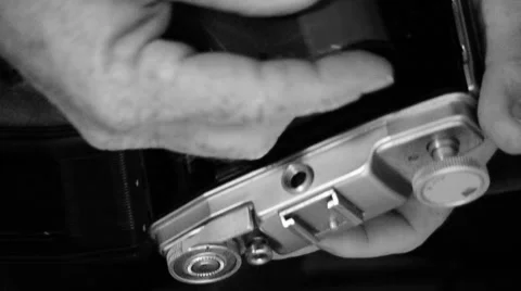 Loading film into a 35mm Camera 库存影片 920581