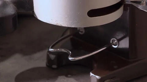 Loading fresh coffee from coffee grinding machine 库存影片 116959307